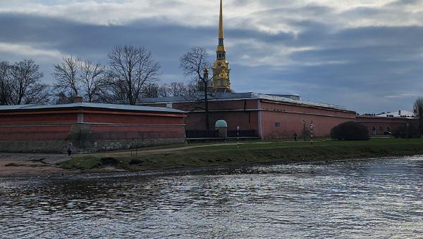 Featured image of post Петербург сегодня в парадном сером, а я иду по привычному маршруту 😊 от Петропавловки к Исаакию ☺️