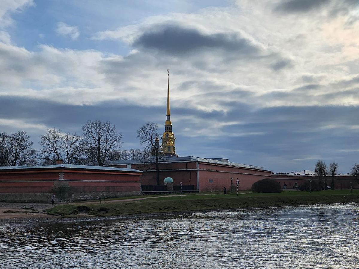 Featured image of post Петербург сегодня в парадном сером, а я иду по привычному маршруту 😊 от Петропавловки к Исаакию ☺️